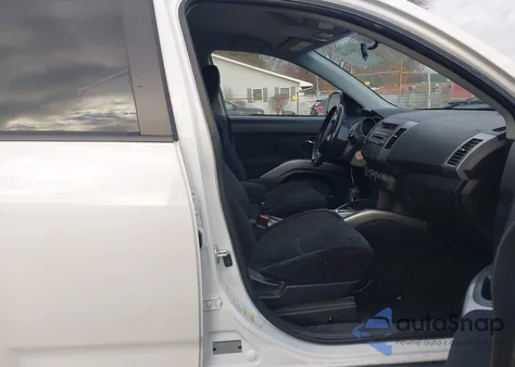 2011 Mitsubishi Outlander Es z USA, uszkodzony, nr VIN JA4AS2AW8BU037297